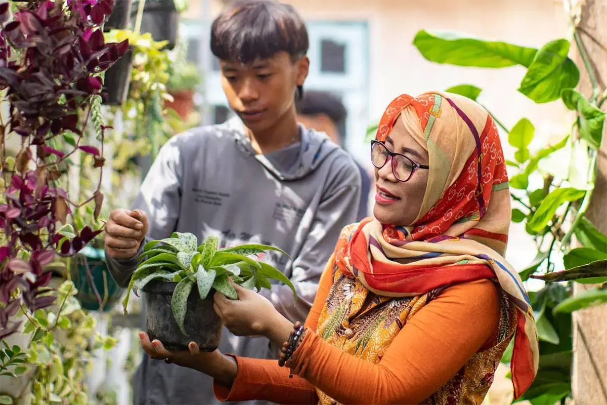 Como profesora, Azizah se interesa desde siempre por el bienestar y el desarrollo de la juventud. Java Oriental, Indonesia, 2022. Foto: ONU Mujeres/Satu Bumi Jaya