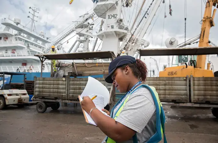 Nicole es una de las pocas mujeres que trabajan en los muelles de Port Victoria, Seychelles. Es empleada de SOCOMEP, una empresa que presta servicios al sector más importante de las Seychelles: la industria pesquera del atún.