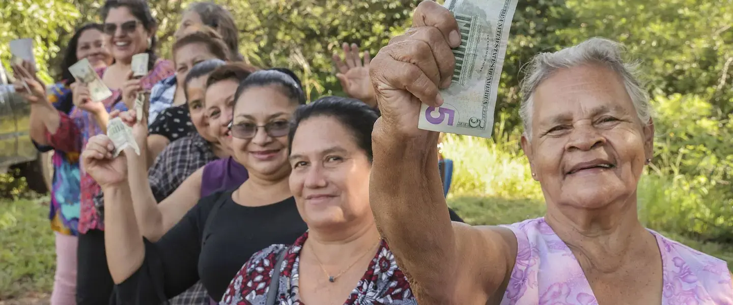 Mujeres del proyecto de empoderamiento económico «Mujeres Candelareñas» en Candelaria de la Frontera, Chalchuapa, Santa Ana, El Salvador. En la foto: Iliana Veralí Lemus, Denni Elizabeth Linares, Delma Noris Morales, Dora Alicia Gonzáles, Nora Daysi Hernández, Rosario Elizabeth Ramos, Mirna Esperanza Cerna, Andrea Campos, Rosa Flandes acompañadas por Jéssica María Procarioni, coordinadora territorial de ONU Mujeres El Salvador, que apoya a la Red de Mujeres del Trifinio a través del programa MELYT. Foto: ON